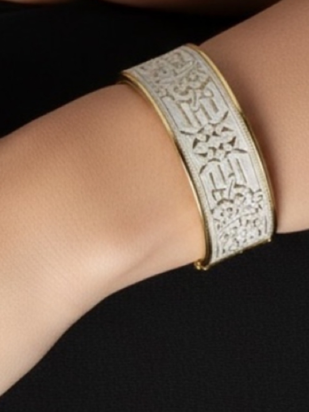 Bracelet Gold Tone Hing White Textured Filigree Geometric Design 2.5Dx1